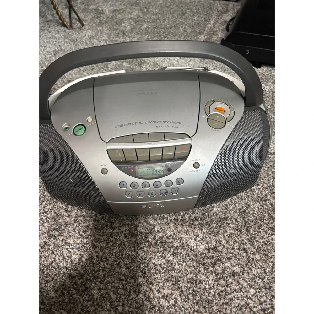 Sony CFD-S300 Silver Portable CD Radio Cassette Player Boombox Mega Bass Stereo